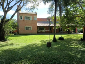 Casa rodeada de naturaleza, cerca del río